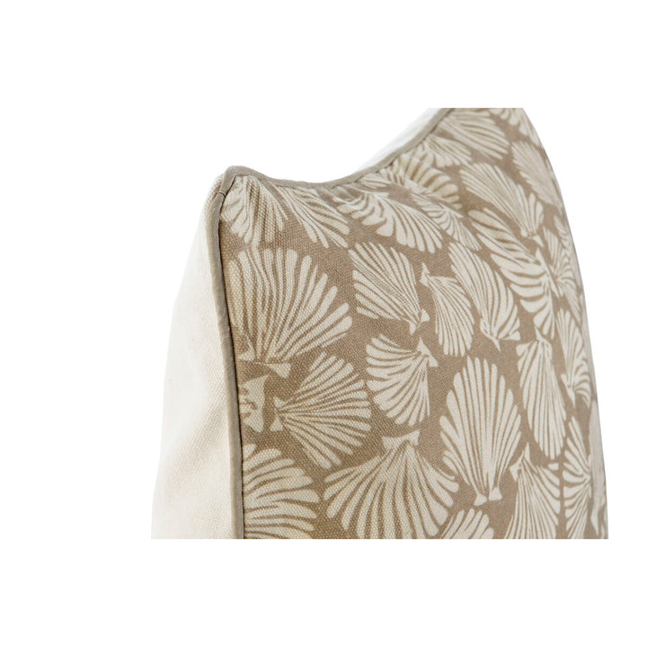Nahaufnahme: Beiges Kissen mit Muschelmuster, mediterraner Stil. Dekokissen.