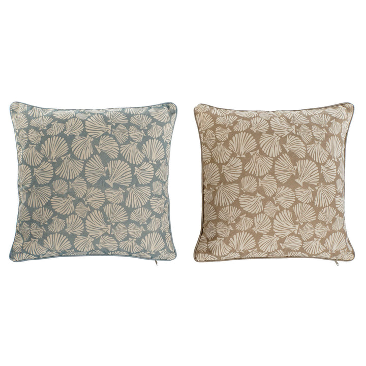 Mediterrane Kissen im 2er-Set: Blaues und beiges Kissen mit Muschelmuster.