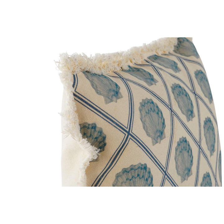 Detailansicht: Beige ESPRIT Kissen mit blauem Muschelmuster und Fransen.