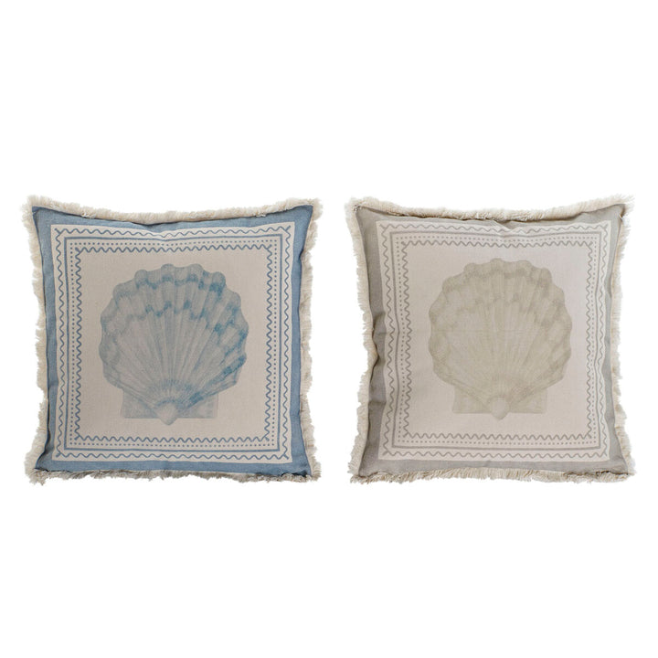 Zwei blaue und beige ESPRIT Kissen mit Muscheldruck und Fransen, 45x45 cm.