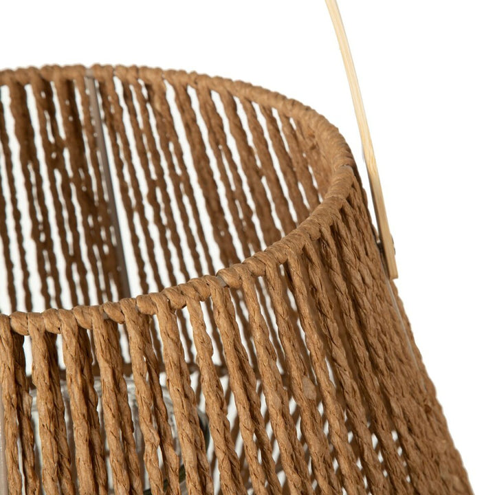 Nahaufnahme: Laterne aus Naturfaser mit Kerzenschale und natürlichem Licht.