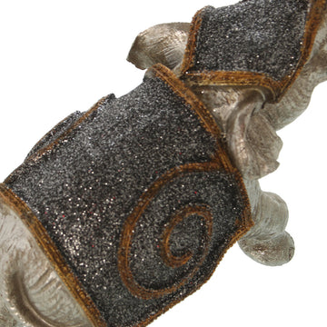 Silberne Deko-Figur Elefant mit schwarzem Stoff. Elegante Dekoration mit Glitzer für Zuhause.