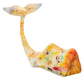 Gelbe Deko-Figur Wal aus Eisen mit strukturierter Oberfläche und erhobenem Schwanz.