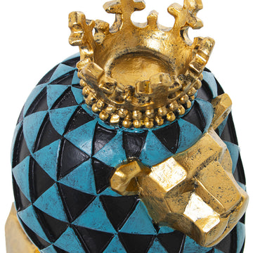 Blaue Deko-Figur Löwe mit goldener Krone. Kunstharz Löwe mit geometrischem Muster.