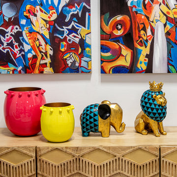 Goldener Deko-Löwe 'Alexandra House Living' mit blauen Akzenten und Krone. Figur aus Acryl und Melamin.