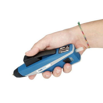 Blaue Heißklebepistole von Ferrestock. Klebepistole mit sichtbarem Klebestift und schwarzem Auslöser.