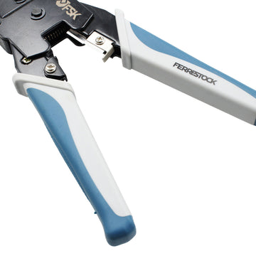 Ferrestock Crimpzange für RJ45/RJ11 mit blau-weissen Griffen und Abisolierklinge.