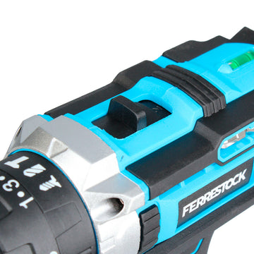 Nahaufnahme Ferrestock FSKTAB101 Bohrmaschine mit blauem Design und praktischer Wasserwaage.