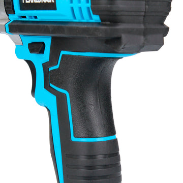 Nahaufnahme Ferrestock Bohrmaschine: Schwarzer Griff mit blauen Akzenten und Power Knopf.