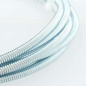 Nahaufnahme des Fontastock Abflussreinigers. 3 m lang, 5,5 mm breit, aus silberfarbenem Metall.