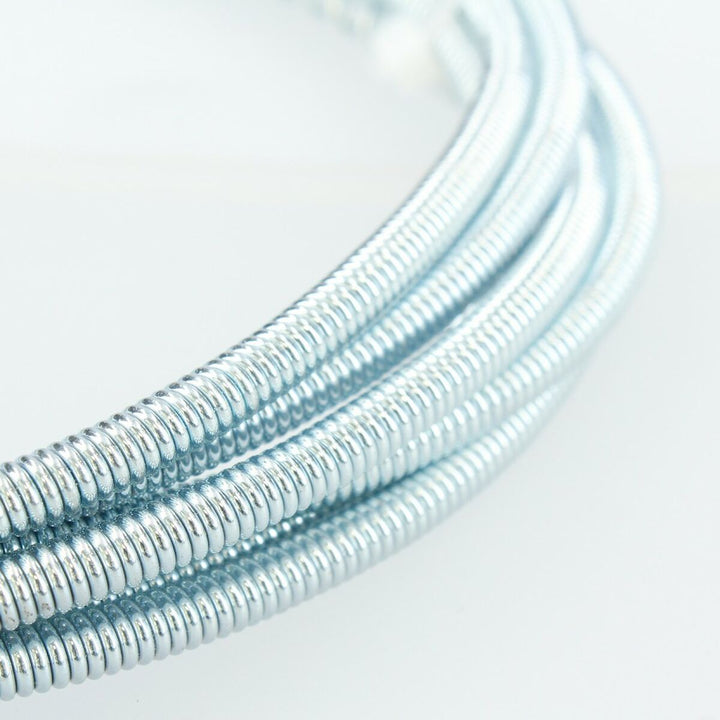 Nahaufnahme des Fontastock Abflussreinigers. 3 m lang, 5,5 mm breit, aus silberfarbenem Metall.