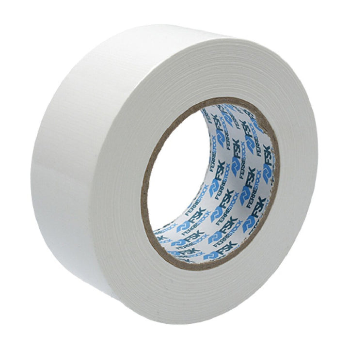 Nahaufnahme: Weiße Ferrestock Klebebandrolle. Helle, saubere Farbe für vielfältige Anwendungen.