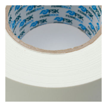 Nahaufnahme von weißem Ferrestock Klebeband. Die Textur und Dicke des Klebebands werden hervorgehoben.