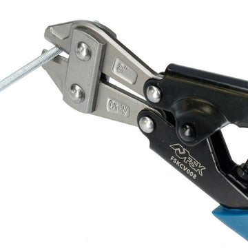 Ferrestock HRC42 Schere schneidet Metallstange. Silberfarbener Kopf mit Cr-V Kennzeichnung und schwarzen Griffen.