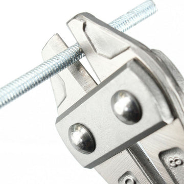 Ferrestock HRC42 Schere schneidet Metallstange. Robuste Bauweise mit scharfen Klingen.