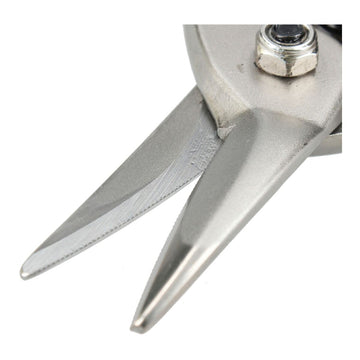 Nahaufnahme: Blechschneider Schere mit scharfen Klingen und silberfarbener Legierung.
