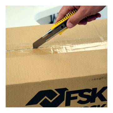 Gelber Ferrestock Cutter 18 mm schneidet Paket. Das Werkzeug hat eine scharfe Klinge.
