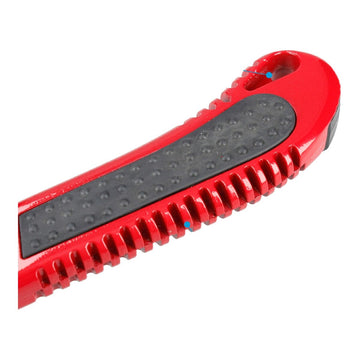 Nahaufnahme: Roter Ferrestock Cutter mit schwarzem Griff und geriffeltem Gehäuse.