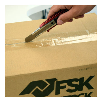 Roter Ferrestock Cutter mit 18 mm Klinge öffnet einen Karton.