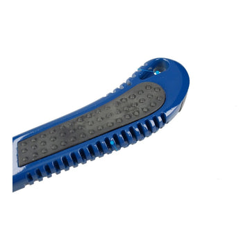 Blauer Ferrestock Cutter 18 mm mit strukturierter Griff und Segmentklingen.