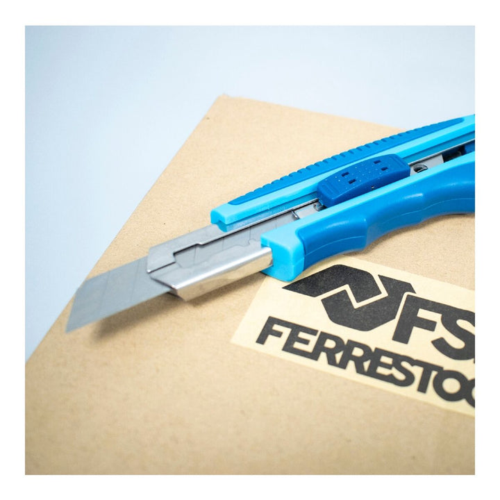 Blauer Ferrestock Cutter 18 mm auf Karton mit scharfer Klinge.