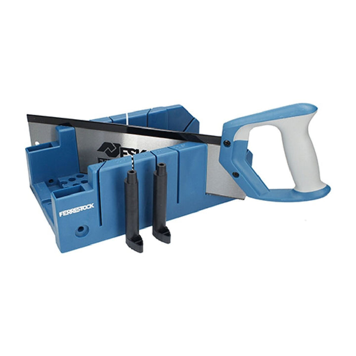 Blaue Ferrestock Gehrungssäge mit grauem Sägeblatt und Griff mit weißem Griff.
