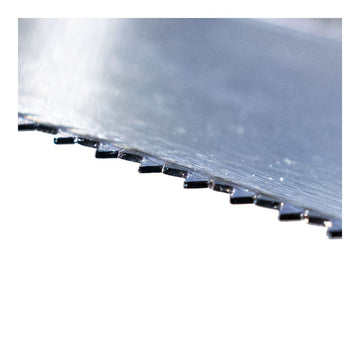 Nahaufnahme: Gehrungssägeblatt mit scharfen Zähnen. Metallische, blaue Oberfläche.