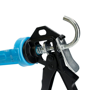 Blaue Ferrestock Silikonspritze mit Metallrahmen. Robuste Kartuschenpresse für Dichtstoffe.