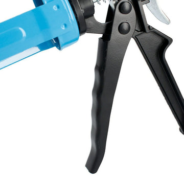 Blaue Silikonspritze Ferrestock aus Metall mit schwarzem Griff und silbernem Abzug.