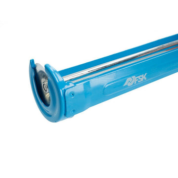 Blaue Ferrestock Silikonspritze aus Metall. Metallstange und FSK-Logo sichtbar.