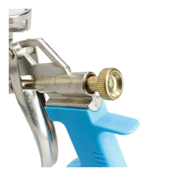 Nahaufnahme: blaue Ferrestock Silikonspritze mit goldenem Knopf und silbernem Metallrahmen.
