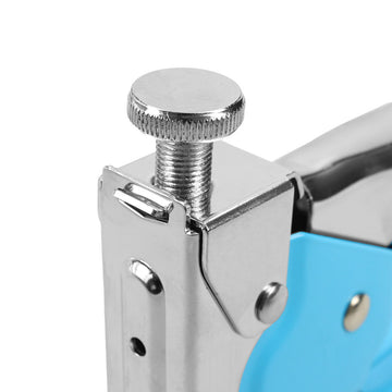 Detailaufnahme: Blauer Ferrestock Tacker Nº 53 mit Metallfinish und Einstellknopf.