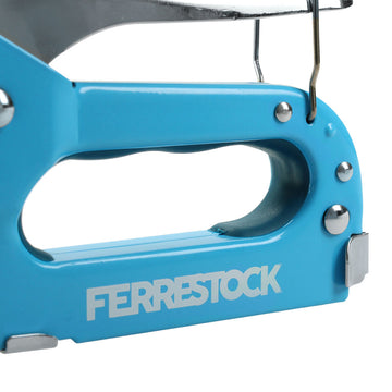 Blauer Ferrestock Tacker No. 53 Nahaufnahme, Metallklammern sichtbar.