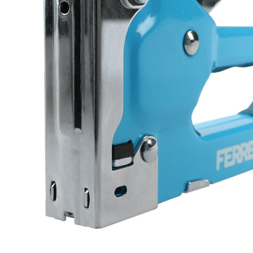 Nahaufnahme des blauen Ferrestock Tacker. Metallischer Ausgang und blauer Griff.