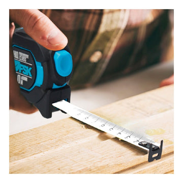 Ferrestock HQ Flexometer: Schwarz-türkises Gehäuse, Nylon-Band misst Holz.