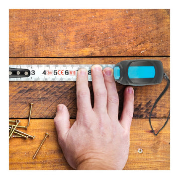 Ferrestock HQ Flexometer mit Nylonband auf Holzuntergrund. Messband zeigt deutliche Markierungen.