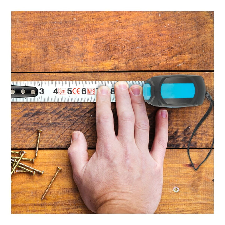 Ferrestock HQ Flexometer mit Nylonband auf Holzuntergrund. Messband zeigt deutliche Markierungen.