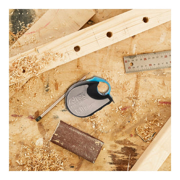 Ferrestock ST Flexometer 5m x 25mm auf Werkbank mit Holz. Nylon-Messband.