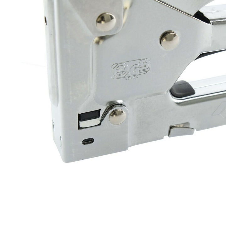 Nahaufnahme des Ferrestock Hefters. Metallischer Glanz und Fokus auf den Klammermechanismus.