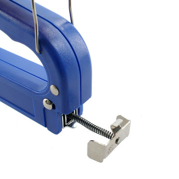 Blauer Ferrestock Hefter mit sichtbarem Federmechanismus für Klammern.