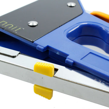Nahaufnahme des Ferrestock Hefters mit blauem Griff und silbernem Metallgehäuse.