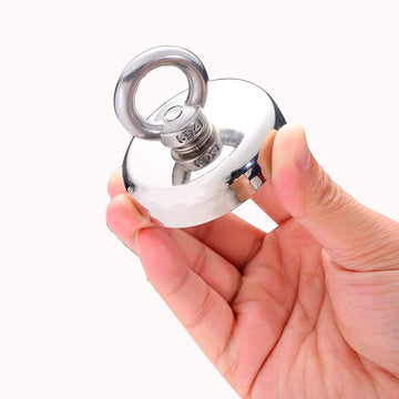 Nahaufnahme: Runder Ferrestock Magnet (Ø 6 cm) aus Metall mit Öse.