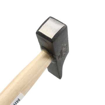 Ferrestock Hammer mit Holzgriff und schwarzem Metallkopf. Werkzeug zum Schlagen.
