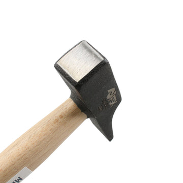 Ferrestock Hammer mit Holzgriff und schwarzem Kopf. Der Hammer hat eine glatte Schlagfläche.