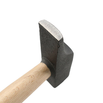 Nahaufnahme: Ferrestock Hammer mit Holzgriff und markantem, rundem Kopf.