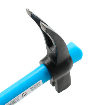 Nahaufnahme des Ferrestock Hammer mit blauem Griff und schwarzem Hammerkopf.