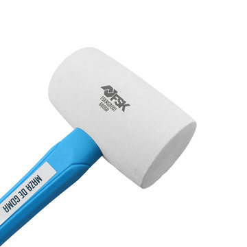 Weißer Gummihammer Ferrestock mit blauem Griff. Ideal für schonendes Hämmern und Montagearbeiten.