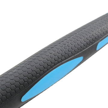 Detailaufnahme: Schwarzer Gummihammer-Griff mit Hexagonmuster und blauen Akzenten.
