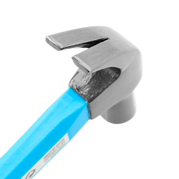 Nahaufnahme: Ferrestock Hammer mit blauem Griff und Nagelzieher.