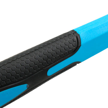 Detailaufnahme: Ferrestock Hammer mit blauem Griff und schwarzem, strukturiertem Griffbereich.